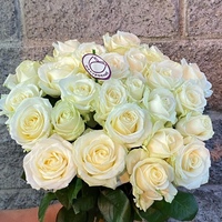 К чему дарят белые розы – значение и символика цветов