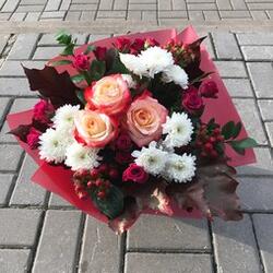 Яркий букет из хризантем и роз