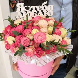 Розы Кения 40 см, 35 см и розы Бомбастик в шляпной коробке