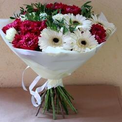 Оригинальный букет "Белая гербера с кустовыми хризантемами и кенийской розой"