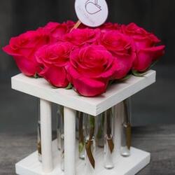 Стойка - 9 розовых роз в колбах