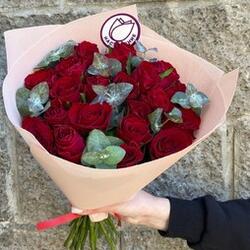 21 красная роза 40 см с эвкалиптом в зефирке
