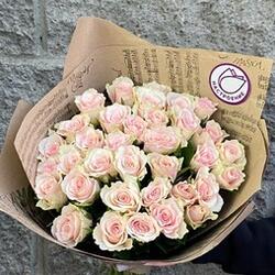 35 нежно-розовых роз 40 см в крафте