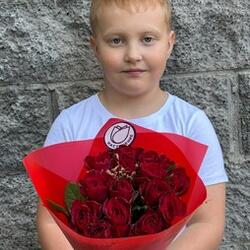15 красных роз (40 см) с лимониумом в кальке