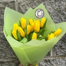 15 желтых тюльпанов в оформлении