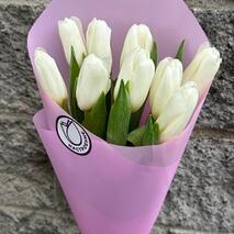 9 белых тюльпанов в оформлении