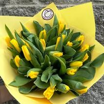 25 желтых тюльпанов в оформлении
