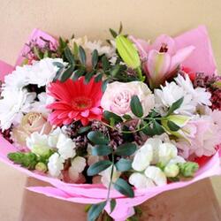 Красивый букет лилий с хризантемами, герберами, розами