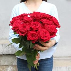Букет красных роз Red Naomi
