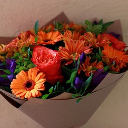 Красивый букет из оранжевых цветов с герберой "Рыжая радость"