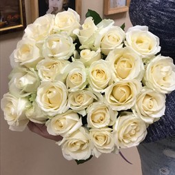 25 белых роз 40 см