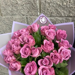 Букет из 25 темно-розовых роз 50 см