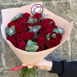 21 красная роза 40 см с эвкалиптом в зефирке