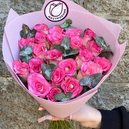 21 бело-розовая роза 40 см с эвкалиптом в зефирке