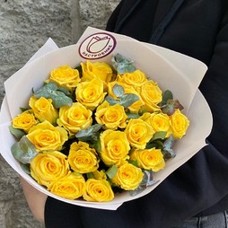 21 желтая роза 40 см с эвкалиптом в зефирке