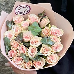 21 нежно-розовая роза 40 см с эвкалиптом