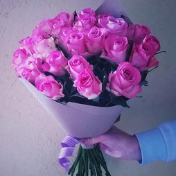 Букет из 25 нежно розовых роз 35 см в упаковке крафт