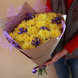 Сборный букет из хризантем с ирисами
