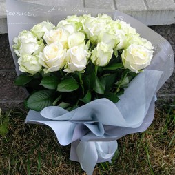 Шикарный белые розы - 25 штук