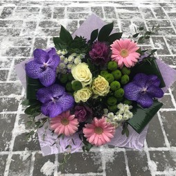 Сборный букет с розами и орхидеями