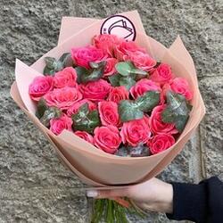 21 розовая роза 40 см с эвкалиптом в зефирке