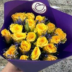 19 желтых роз 40 см в оформлении