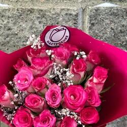 19 нежно розовых роз 40 см в оформлении