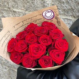 15 роз Ред Наоми 50 см в крафте