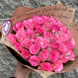 35 бело-розовых роз 40 см в крафте
