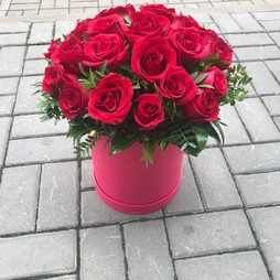 25 красных роз в шляпе